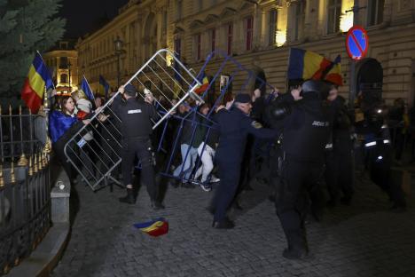 BEC a respins candidatura lui Călin Georgescu la alegerile prezidențiale. Susținătorii au rupt gardurile din fața instituției. Ciocniri între protestatari și jandarmi (FOTO)