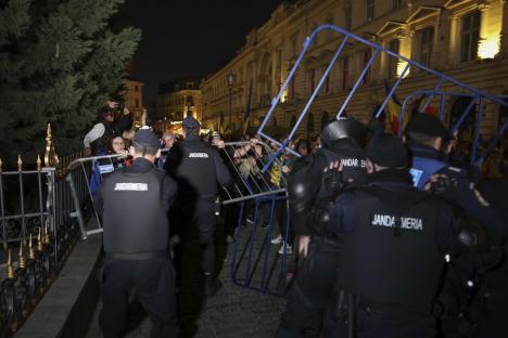 BEC a respins candidatura lui Călin Georgescu la alegerile prezidențiale. Susținătorii au rupt gardurile din fața instituției. Ciocniri între protestatari și jandarmi (FOTO)