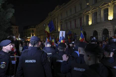 BEC a respins candidatura lui Călin Georgescu la alegerile prezidențiale. Susținătorii au rupt gardurile din fața instituției. Ciocniri între protestatari și jandarmi (FOTO)