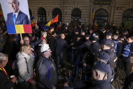 BEC a respins candidatura lui Călin Georgescu la alegerile prezidențiale. Susținătorii au rupt gardurile din fața instituției. Ciocniri între protestatari și jandarmi (FOTO)