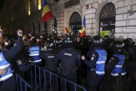 BEC a respins candidatura lui Călin Georgescu la alegerile prezidențiale. Susținătorii au rupt gardurile din fața instituției. Ciocniri între protestatari și jandarmi (FOTO)