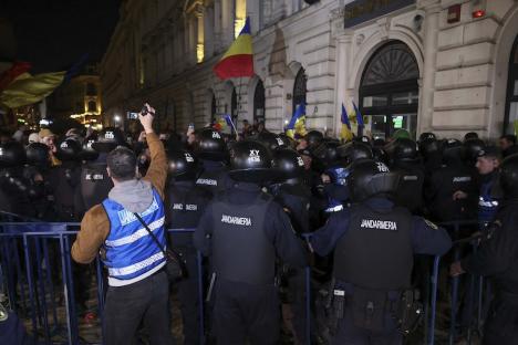 BEC a respins candidatura lui Călin Georgescu la alegerile prezidențiale. Susținătorii au rupt gardurile din fața instituției. Ciocniri între protestatari și jandarmi (FOTO)