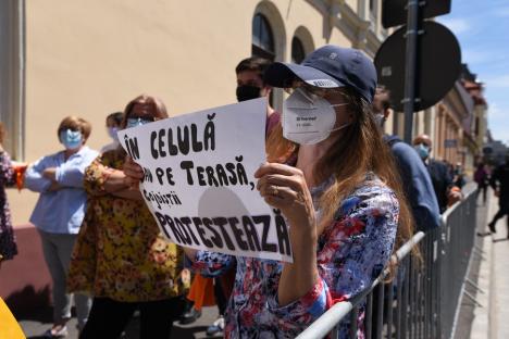 În marș, la IȘJ Bihor: Elevi, profesori și părinți din Oradea au protestat împotriva demiterii directorului de la Gojdu (FOTO / VIDEO)