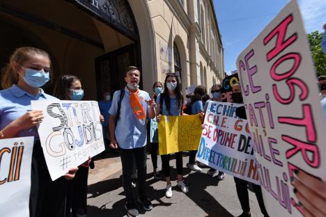 În marș, la IȘJ Bihor: Elevi, profesori și părinți din Oradea au protestat împotriva demiterii directorului de la Gojdu (FOTO / VIDEO)