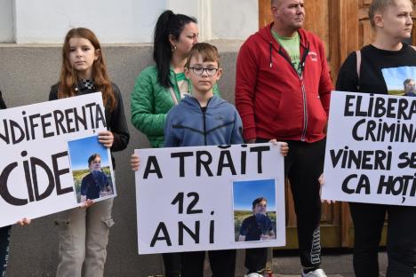 „Încurajăm drogații, bețivii, criminalii”: Protest în Oradea, după ce judecătorii au decis să-l lase liber pe șoferul care a lovit mortal un copil de 12 ani (FOTO/VIDEO)