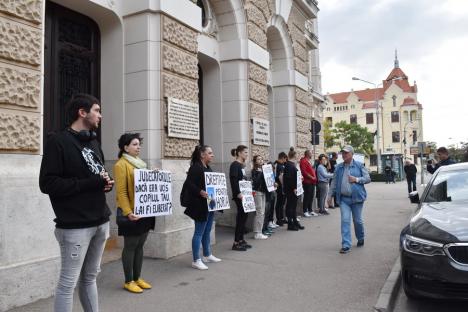 „Încurajăm drogații, bețivii, criminalii”: Protest în Oradea, după ce judecătorii au decis să-l lase liber pe șoferul care a lovit mortal un copil de 12 ani (FOTO/VIDEO)