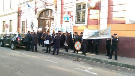 Agenţii din Penitenciarul Oradea au ieşit în stradă. Vor salarii de merit şi mai puţine ore suplimentare (FOTO)