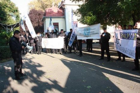 Agenţii din Penitenciarul Oradea au ieşit în stradă. Vor salarii de merit şi mai puţine ore suplimentare (FOTO)