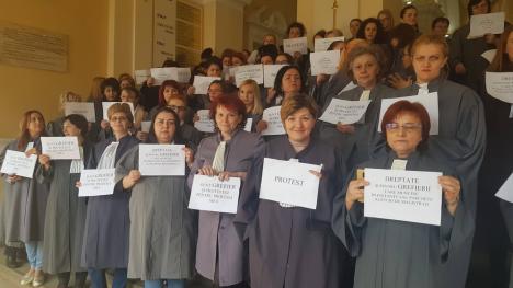 Dezbaterile în instanţele din Oradea au fost suspendate: Toţi grefierii au ieșit la protest! (FOTO)
