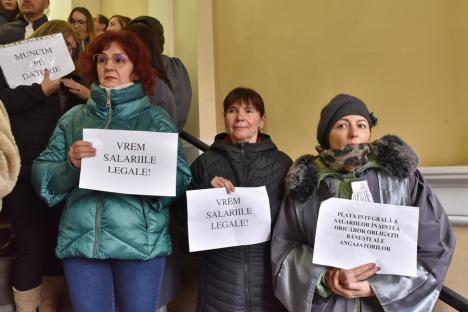 Grefierii din Bihor au intrat în protest pe termen nelimitat: Participă doar la şedinţe urgente, nu mai asigură permanenţa şi reduc programul la jumătate (FOTO)