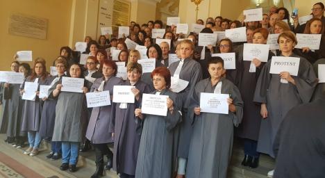 Dezbaterile în instanţele din Oradea au fost suspendate: Toţi grefierii au ieșit la protest! (FOTO)