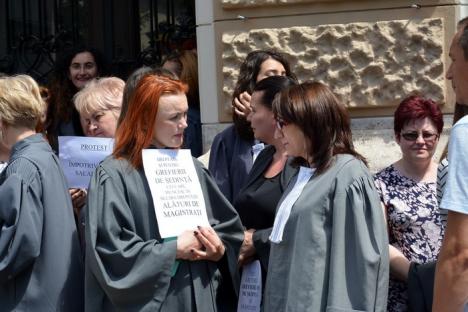 Protest spontan în Palatul de Justiţie din Oradea: Grefierii au oprit munca (FOTO / VIDEO)