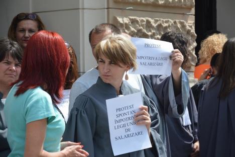 Protest spontan în Palatul de Justiţie din Oradea: Grefierii au oprit munca (FOTO / VIDEO)
