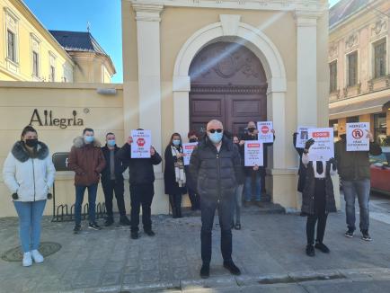 Protest al angajaţilor din HoReCa în Bihor: Circa 200 de oameni au ieşit în stradă la Sânmartin, în Oradea angajații au protestat în fața localurilor (FOTO / VIDEO)