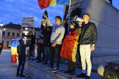 Tot mai puţini participanţi la protestele anti-restricţii din Oradea. Nemulţumiţii repetă aceleaşi sloganuri (FOTO / VIDEO)