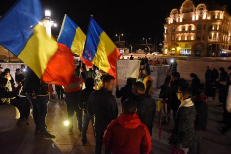 Tot mai puţini participanţi la protestele anti-restricţii din Oradea. Nemulţumiţii repetă aceleaşi sloganuri (FOTO / VIDEO)