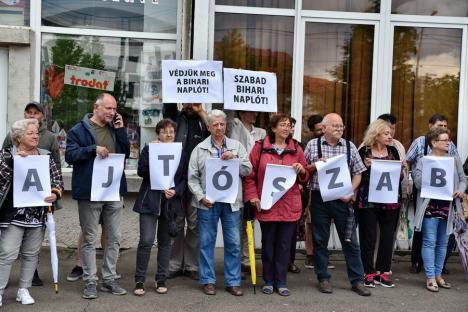 Protest în faţa unei redacţii din Oradea: 'Jos cenzura!' (FOTO)