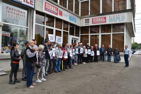 Protest în faţa unei redacţii din Oradea: 'Jos cenzura!' (FOTO)