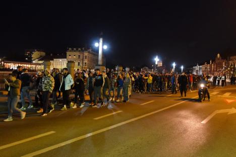 Protest în Oradea. Peste 2.000 de persoane, între care și luptătorul Sandu Lungu, cer ridicarea restricţiilor anti-Covid (FOTO / VIDEO)