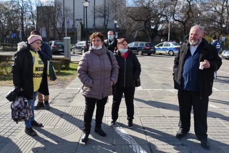 Puţinii protestatari anti-mască de la Oradea, iritați că premierul Cîţu i-a asemănat unor terorişti: 'El e terorist şi criminal!' (FOTO / VIDEO)