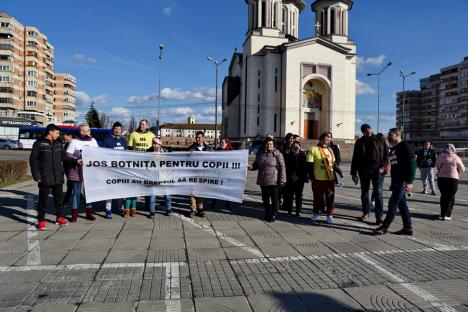 Puţinii protestatari anti-mască de la Oradea, iritați că premierul Cîţu i-a asemănat unor terorişti: 'El e terorist şi criminal!' (FOTO / VIDEO)
