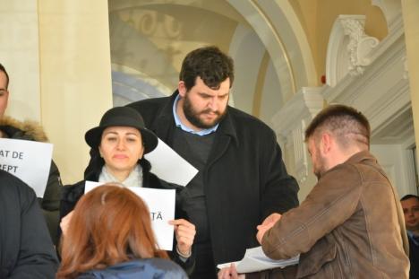 Magistraţii din Oradea au ieșit din nou la protest. Între manifestanți, și președintele unei instanțe (FOTO)