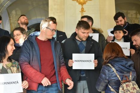 Magistraţii din Oradea au ieșit din nou la protest. Între manifestanți, și președintele unei instanțe (FOTO)