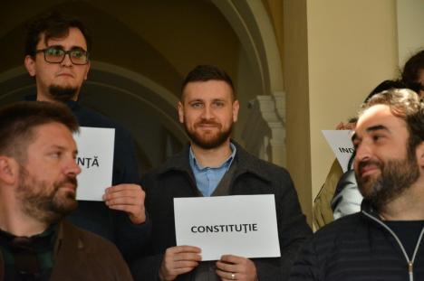 Revoltă tăcută în spatele uşilor închise: Judecătorii şi procurorii din Oradea au protestat împotriva ordonanţei care a modificat peste noapte legile Justiţiei (FOTO)