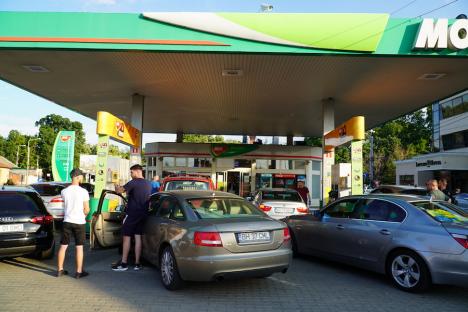 12 bihoreni au protestat împotriva creşterii preţurilor la carburanţi, alimentând de 1 leu: 'Oradea este zero. Oamenii trebuiau să iasă afară, să fie toţi aici!' (FOTO/VIDEO)