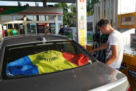 12 bihoreni au protestat împotriva creşterii preţurilor la carburanţi, alimentând de 1 leu: 'Oradea este zero. Oamenii trebuiau să iasă afară, să fie toţi aici!' (FOTO/VIDEO)