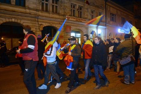 'Altă întrebare, marş la închisoare!' Cei aproape 5.000 de orădeni şi-au încheiat protestul de vineri cu huiduieli în rafale la sediul PSD Bihor ( FOTO / VIDEO)