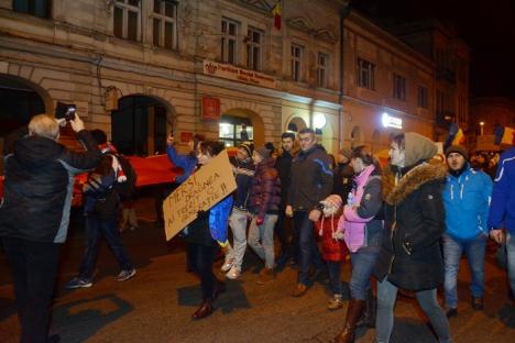 'Altă întrebare, marş la închisoare!' Cei aproape 5.000 de orădeni şi-au încheiat protestul de vineri cu huiduieli în rafale la sediul PSD Bihor ( FOTO / VIDEO)