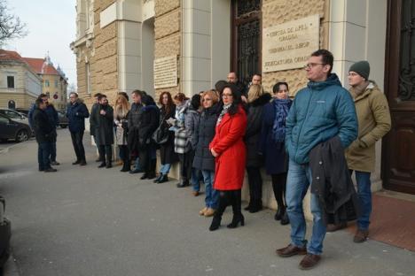Magistrații din Bihor nu se opresc: Peste 30 de judecători și procurori au protestat din nou în fața Palatului de Justiție