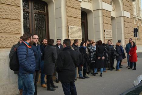 Magistrații din Bihor nu se opresc: Peste 30 de judecători și procurori au protestat din nou în fața Palatului de Justiție
