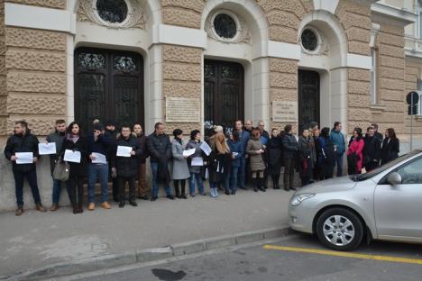 Cu robele pe braţe: Judecătorii şi procurorii din Oradea au ieşit din nou în stradă! (FOTO / VIDEO)