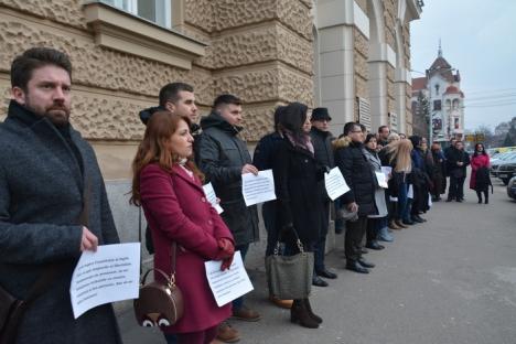 Cu robele pe braţe: Judecătorii şi procurorii din Oradea au ieşit din nou în stradă! (FOTO / VIDEO)