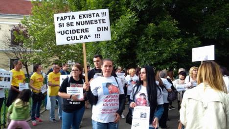 Protest în furtună: 150 de persoane au manifestat la chemarea mamei Patriciei Aktaa, cerând Justiţiei să sancţioneze malpraxisul (FOTO / VIDEO)