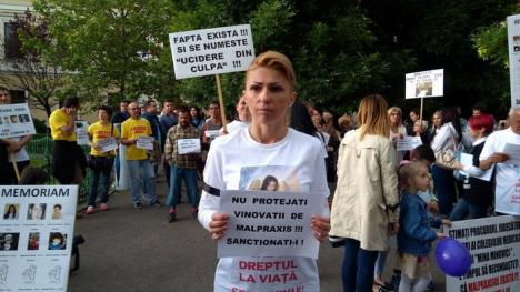 Protest în furtună: 150 de persoane au manifestat la chemarea mamei Patriciei Aktaa, cerând Justiţiei să sancţioneze malpraxisul (FOTO / VIDEO)