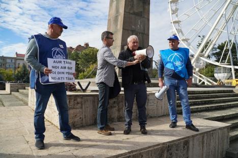 Peste 100 de foști mineri au protestat la Oradea împotriva recalculării pensiilor și l-au huiduit pe subprefectul Emilian Pavel, participant „din partea PSD” (FOTO / VIDEO)