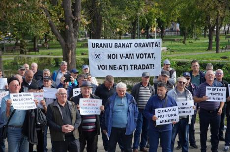 Peste 100 de foști mineri au protestat la Oradea împotriva recalculării pensiilor și l-au huiduit pe subprefectul Emilian Pavel, participant „din partea PSD” (FOTO / VIDEO)