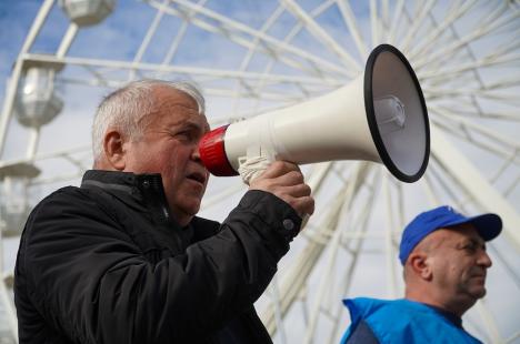 Peste 100 de foști mineri au protestat la Oradea împotriva recalculării pensiilor și l-au huiduit pe subprefectul Emilian Pavel, participant „din partea PSD” (FOTO / VIDEO)