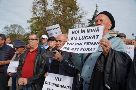 Peste 100 de foști mineri au protestat la Oradea împotriva recalculării pensiilor și l-au huiduit pe subprefectul Emilian Pavel, participant „din partea PSD” (FOTO / VIDEO)