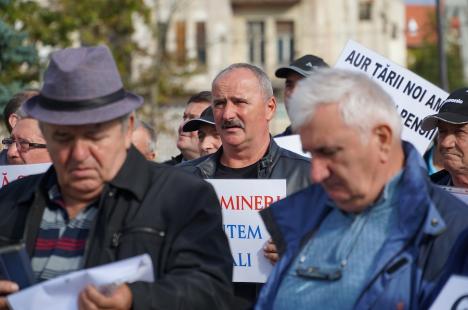 Peste 100 de foști mineri au protestat la Oradea împotriva recalculării pensiilor și l-au huiduit pe subprefectul Emilian Pavel, participant „din partea PSD” (FOTO / VIDEO)