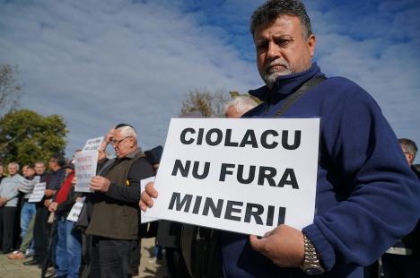 Peste 100 de foști mineri au protestat la Oradea împotriva recalculării pensiilor și l-au huiduit pe subprefectul Emilian Pavel, participant „din partea PSD” (FOTO / VIDEO)