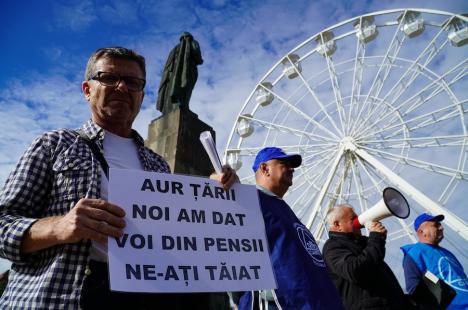 Peste 100 de foști mineri au protestat la Oradea împotriva recalculării pensiilor și l-au huiduit pe subprefectul Emilian Pavel, participant „din partea PSD” (FOTO / VIDEO)