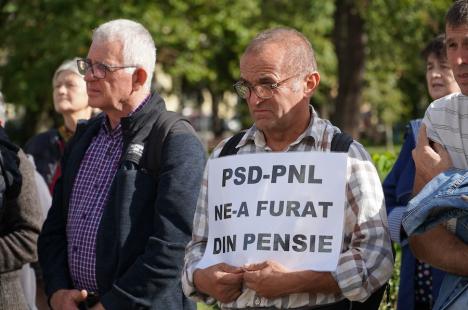 Peste 100 de foști mineri au protestat la Oradea împotriva recalculării pensiilor și l-au huiduit pe subprefectul Emilian Pavel, participant „din partea PSD” (FOTO / VIDEO)