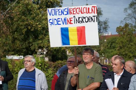 Peste 100 de foști mineri au protestat la Oradea împotriva recalculării pensiilor și l-au huiduit pe subprefectul Emilian Pavel, participant „din partea PSD” (FOTO / VIDEO)