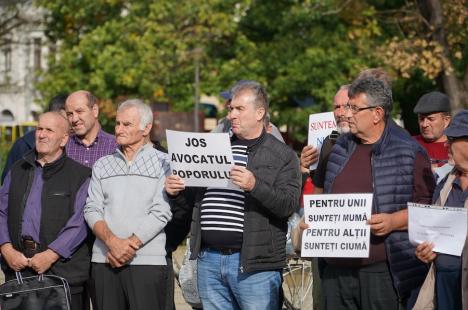 Peste 100 de foști mineri au protestat la Oradea împotriva recalculării pensiilor și l-au huiduit pe subprefectul Emilian Pavel, participant „din partea PSD” (FOTO / VIDEO)