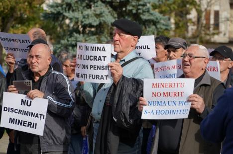 Peste 100 de foști mineri au protestat la Oradea împotriva recalculării pensiilor și l-au huiduit pe subprefectul Emilian Pavel, participant „din partea PSD” (FOTO / VIDEO)