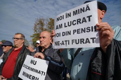 Peste 100 de foști mineri au protestat la Oradea împotriva recalculării pensiilor și l-au huiduit pe subprefectul Emilian Pavel, participant „din partea PSD” (FOTO / VIDEO)